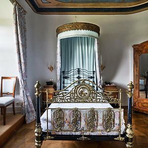 Zimmer mit Kingsize-Bett